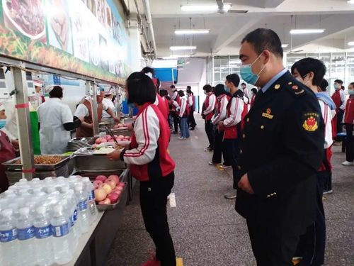 河北保定市市场监管部门全力保障第二批复学学校食堂
安全