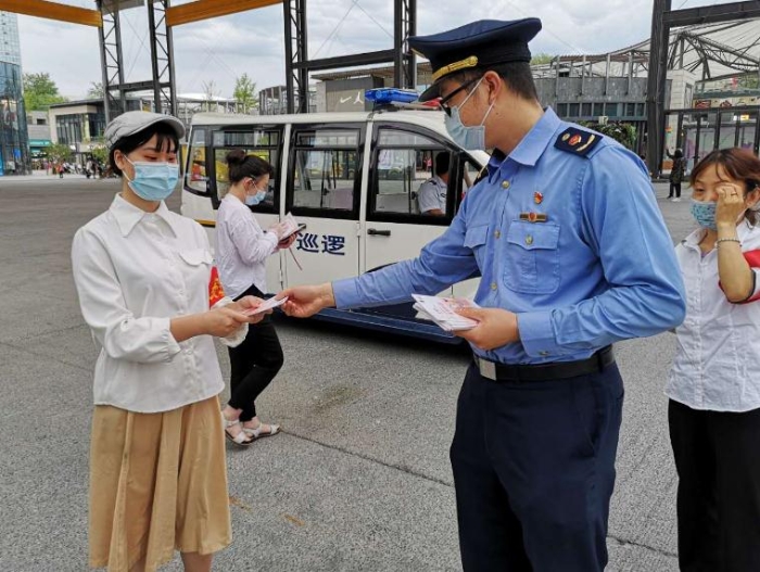 图为海淀区市场监管局在商业繁华地区、社区等，为化妆品科普宣传“布局”造势。