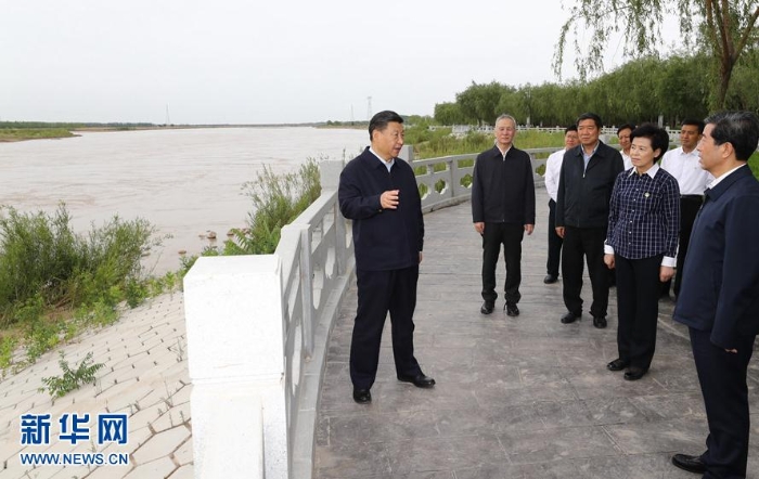 6月8日至10日，中共中央总书记、国家主席、中央军委主席习近平在宁夏考察。这是6月8日下午，习近平在黄河吴忠滨河大道古城湾砌护段，察看黄河生态治理保护状况。 新华社记者 鞠鹏 摄