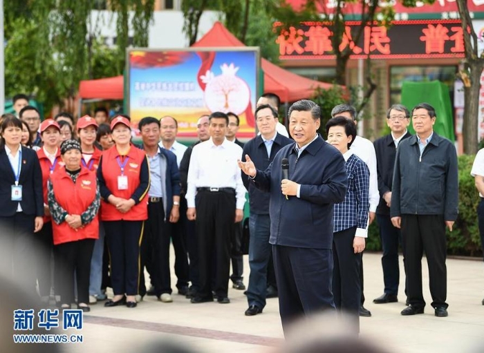 6月8日至10日，中共中央总书记、国家主席、中央军委主席习近平在宁夏考察。这是6月8日下午，习近平在吴忠市利通区金花园社区广场，同居民们亲切交流。 新华社记者 燕雁 摄