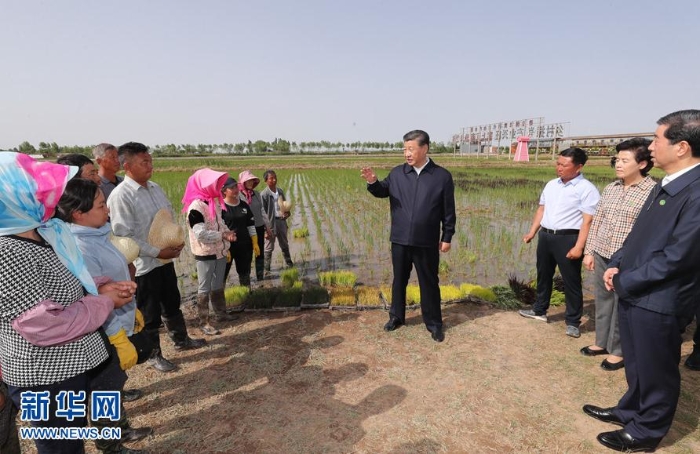 6月8日至10日，中共中央总书记、国家主席、中央军委主席习近平在宁夏考察。这是6月9日下午，习近平在银川市贺兰县稻渔空间乡村生态观光园，同正在劳作的村民亲切交谈。 新华社记者 鞠鹏 摄