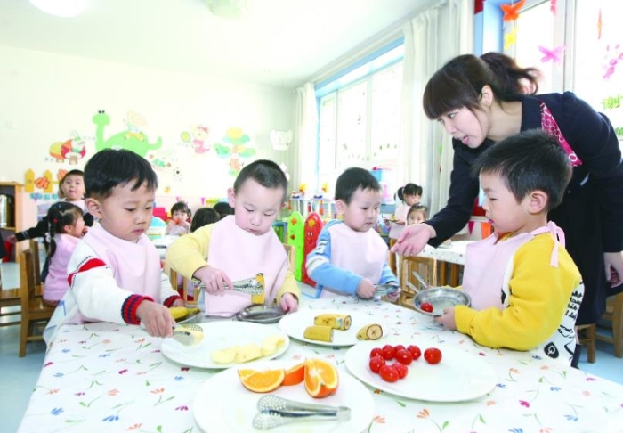 图为哈尔滨市红霞幼儿园老师在对幼儿进行
安全知识教育。红霞　摄