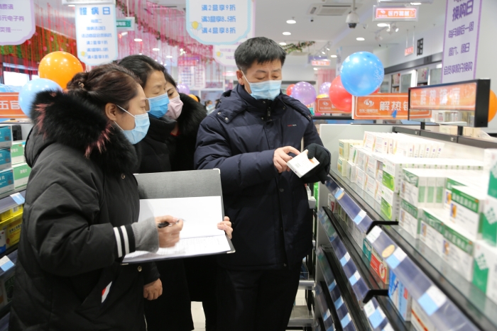 图为督导检查组在长春市经开区检查药店”一退两抗“药品销售监测情况。