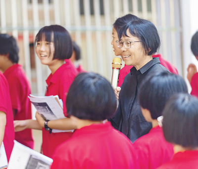 张桂梅（着黑衣者）和学生们在一起（2020年9月5日摄）。