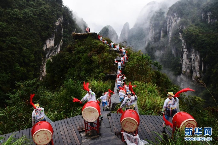 在湖南湘西土家族苗族自治州吉首市德夯天问台，苗族演员在表演苗鼓舞（2018年10月20日摄）。新华社发（姚方 摄）