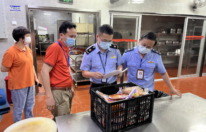 图为连江县市场监管局执法人员在一家考点学校食堂检查
储存情况。