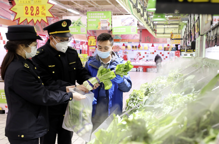 图为该局工作人员在一家商场利用快检设备对
样品进行现场检测。