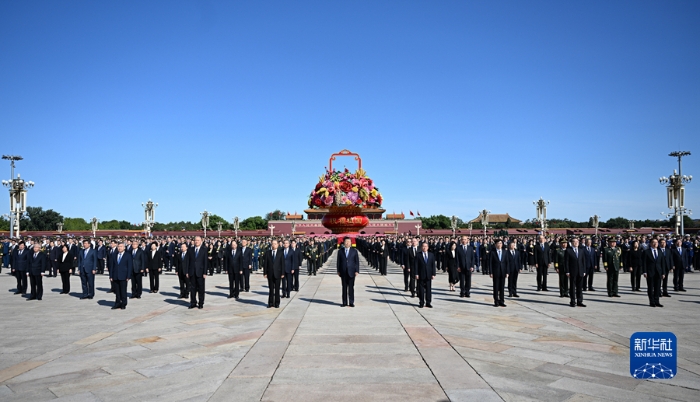 9月30日上午，党和国家领导人习近平、李强、赵乐际、王沪宁、蔡奇、丁薛祥、李希、韩正等来到北京天安门广场，出席烈士纪念日向人民英雄敬献花篮仪式。新华社记者 谢环驰 摄