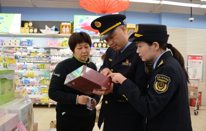 图为执法人员在一家化妆品店进行检查。