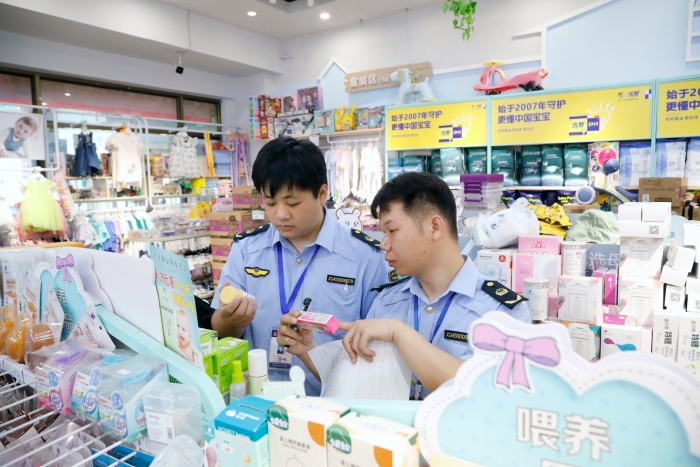 图为该局执法人员在一家母婴用品店检查儿童化妆品。（何正君 摄）