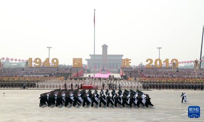 1 2019年10月1日上午，庆祝中华人民共和国成立70周年大会在北京天安门广场隆重举行。这是领导指挥方队接受检阅。新华社记者 庞兴雷 摄