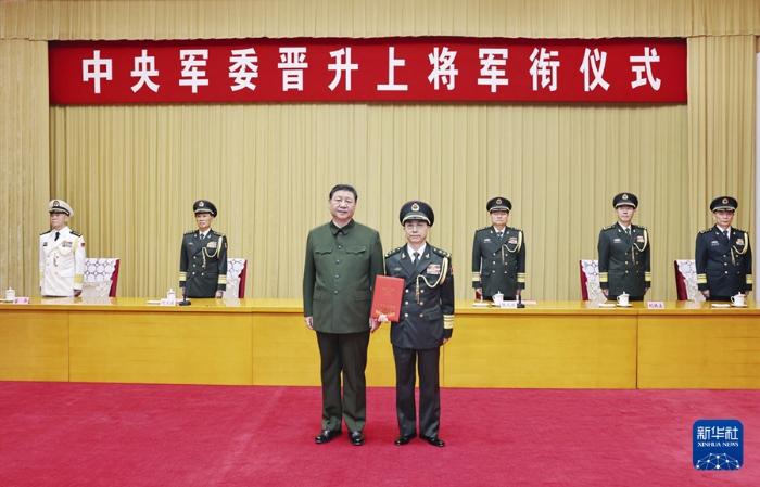 7月9日，中央军委晋升上将军衔仪式在北京八一大楼举行。中央军委主席习近平向晋升上将军衔的中央军委政治工作部常务副主任何宏军颁发命令状。新华社记者 李刚 摄