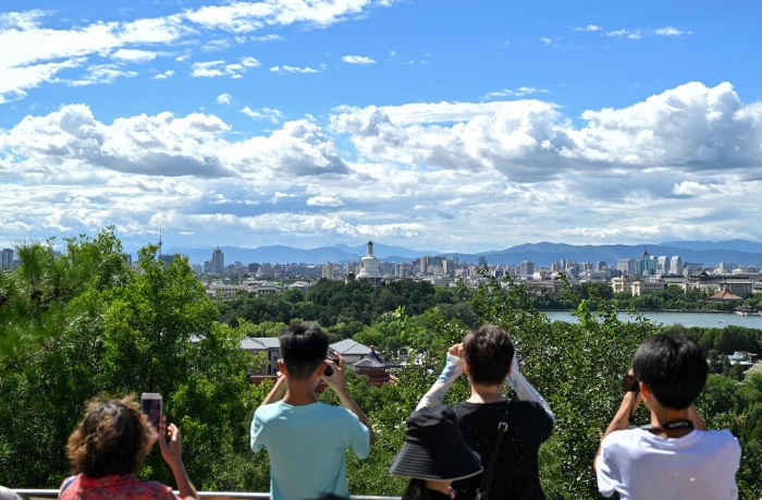 2024年8月12日北京天气晴好，游客从景山上拍摄远处的北海公园。新华社记者李鑫 摄